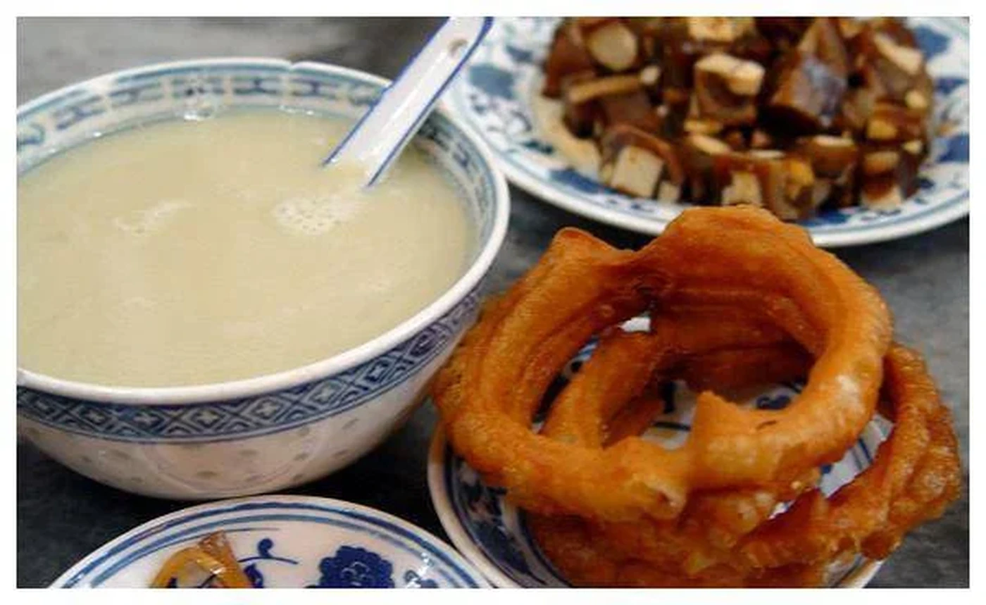 Fermented mung-bean douzhi with a fried dough ring