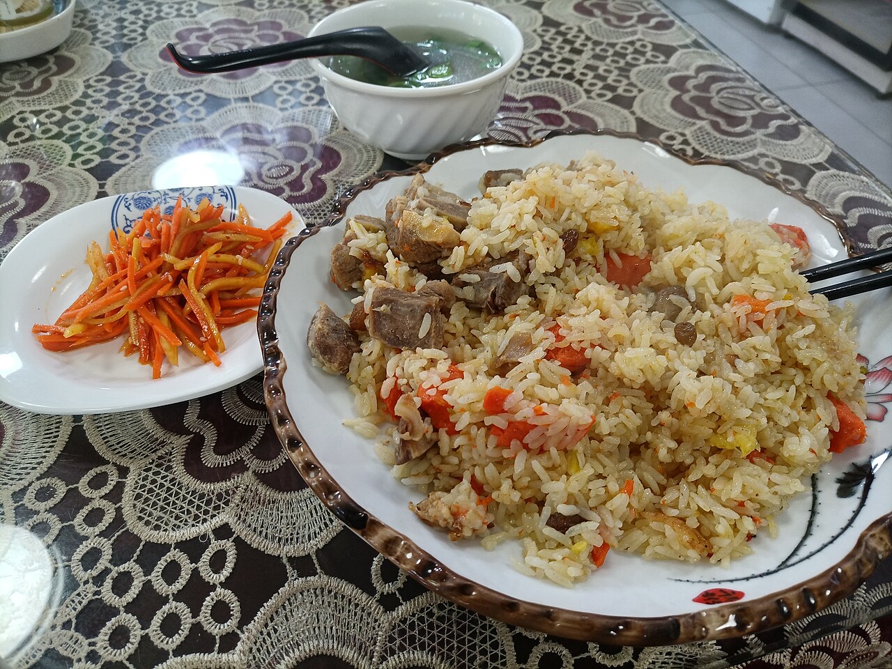 Northwestern lamb pilaf / hand-grabbed lamb