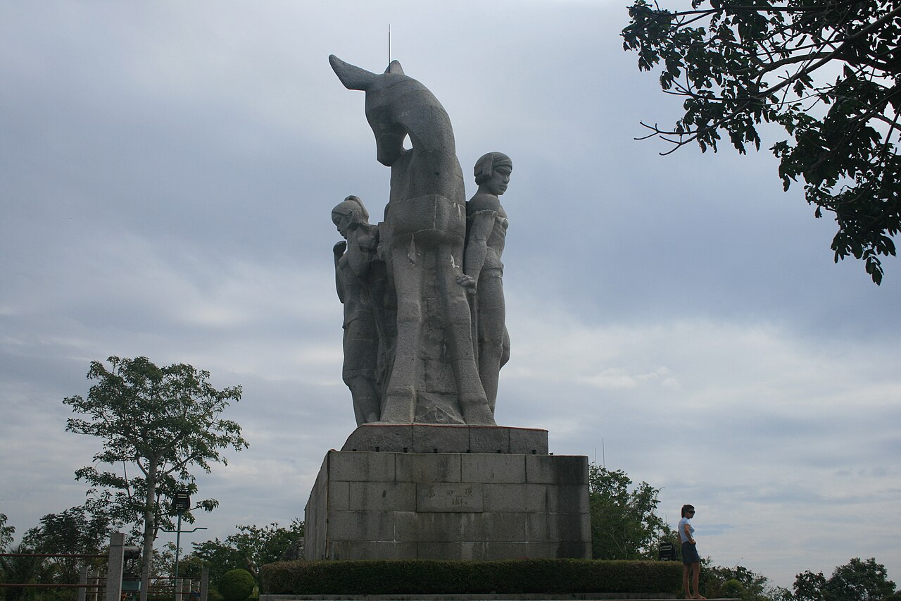 Deer-Looking-Back statue at Luhuitou Park