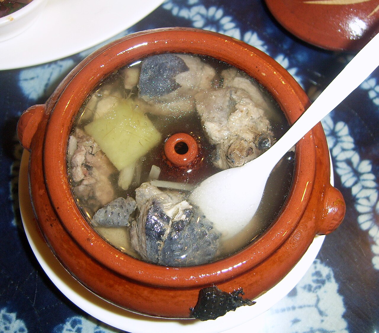 Yunnan steam-pot chicken (qiguoji)