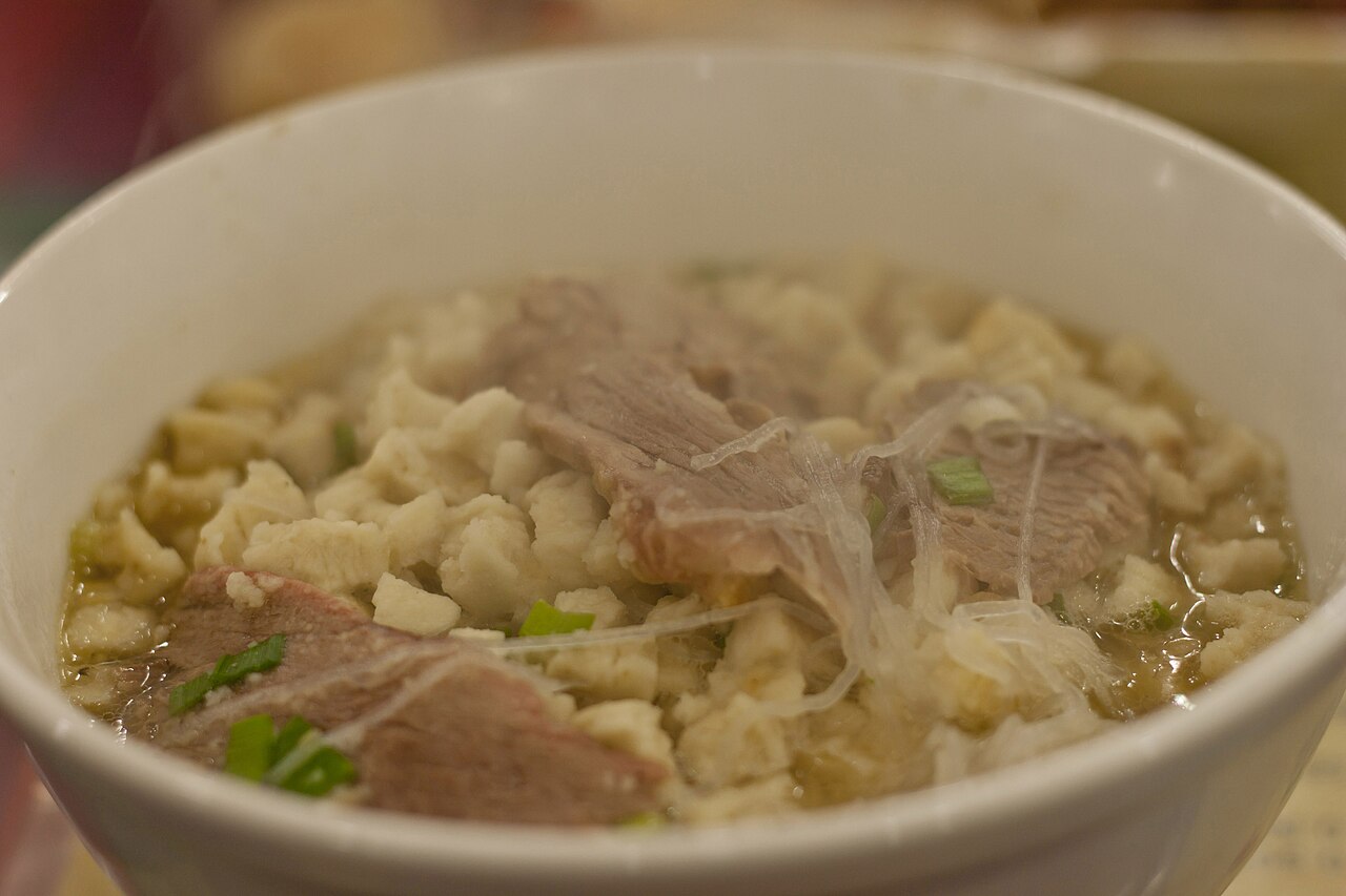 Yangrou paomo, lamb soup with torn flatbread